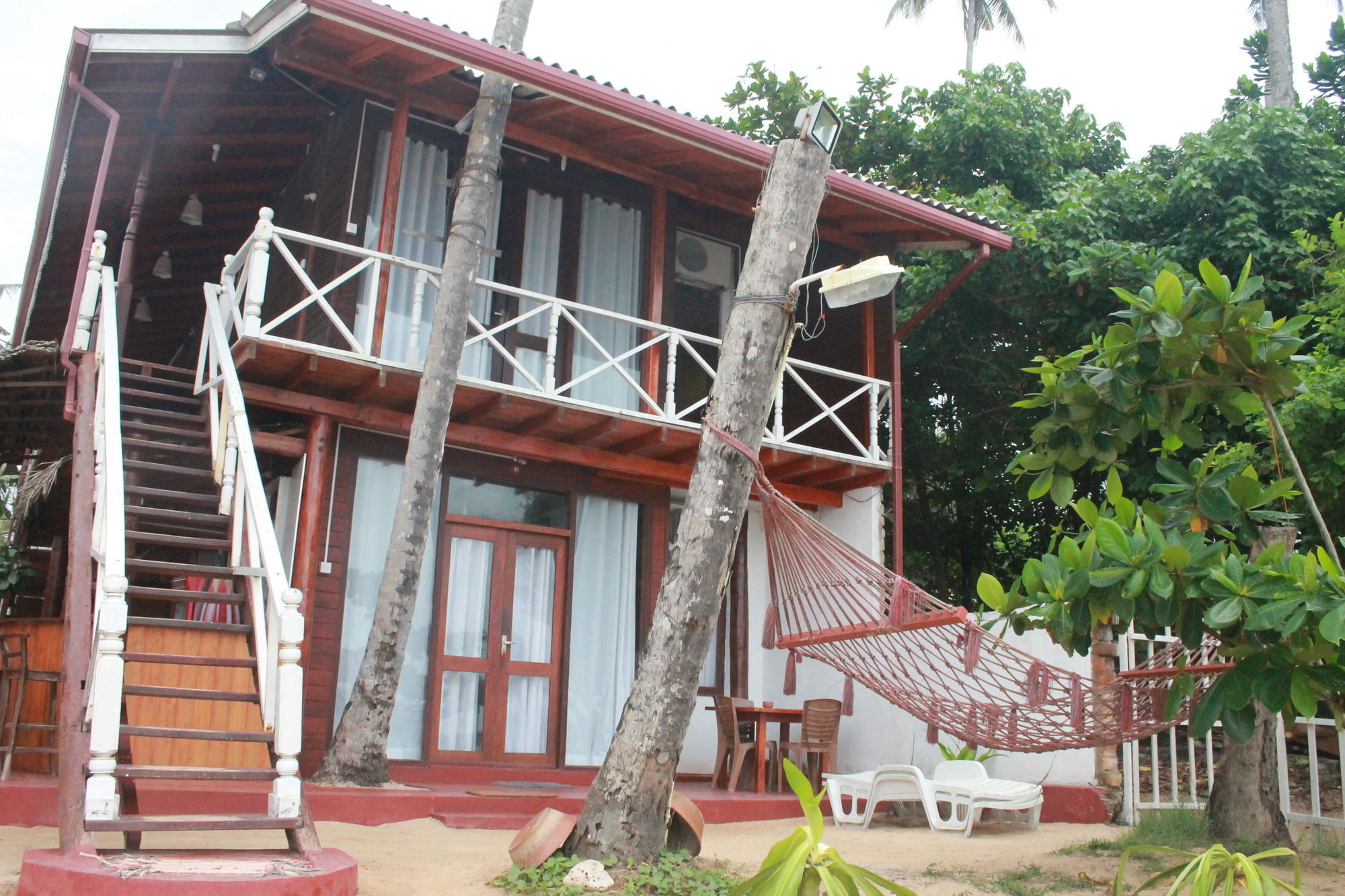 Coral Beach Hotel Mirissa Exterior photo